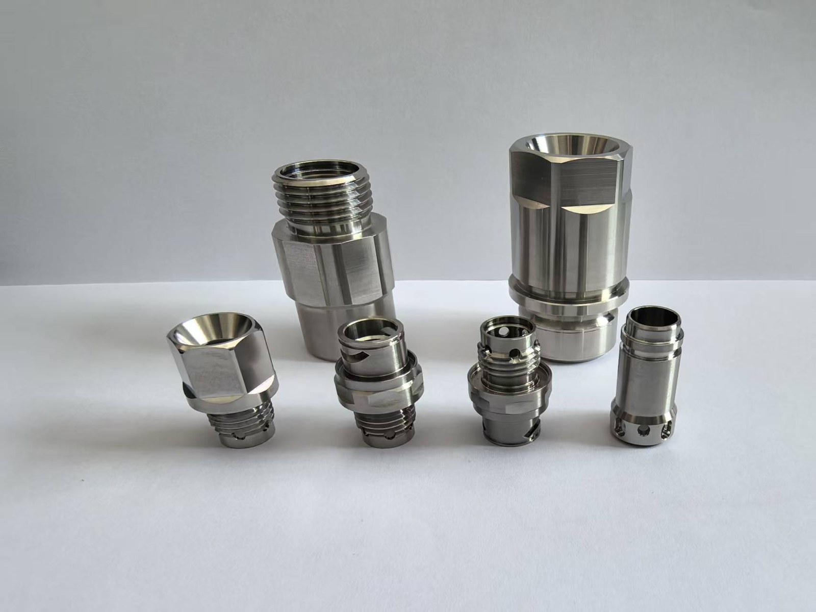 Stainless steel quick-disconnect couplings for AI data-centre liquid cooling, currently in production